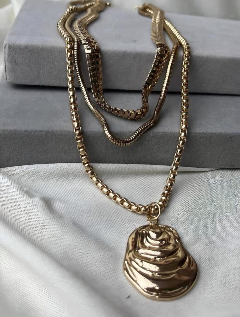 Colar de correntes douradas em camadas Glamour